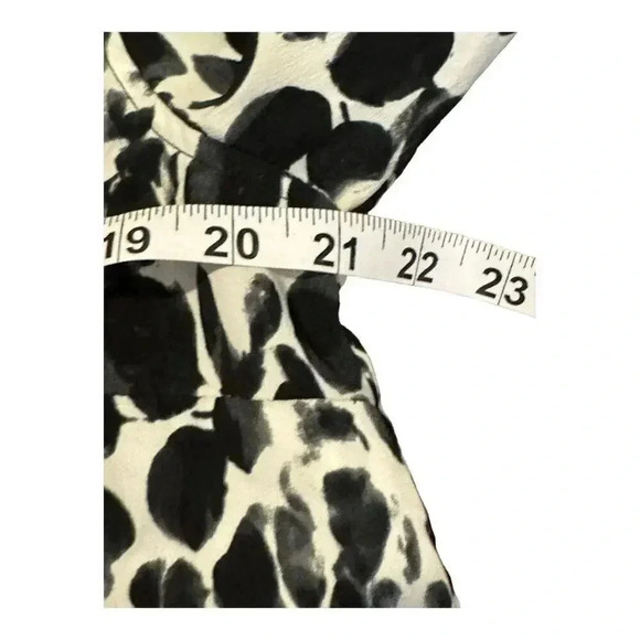 Liz Lange Maternity size medium black and white Flowy v-neck blouse - Picture 6 of 6